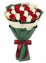 Букет Микс из красных и белых роз в Заболотье
