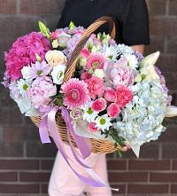 Цветочная композиция из Розы, Хризантемы, Пионы и Лизиантусы в корзине в Заболотье