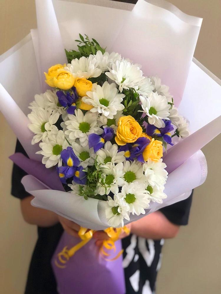 Букет цветов из: Ирисы, Хризантемы и Розы в Заболотье