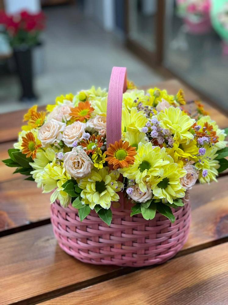 Цветочная композиция из Хризантемы и Розы в корзине в Заболотье