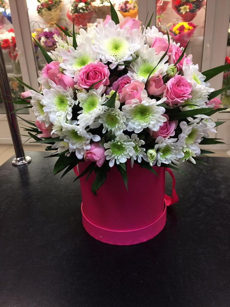 Цветочная композиция из Розы и Хризантемы в шляпной коробке в Заболотье