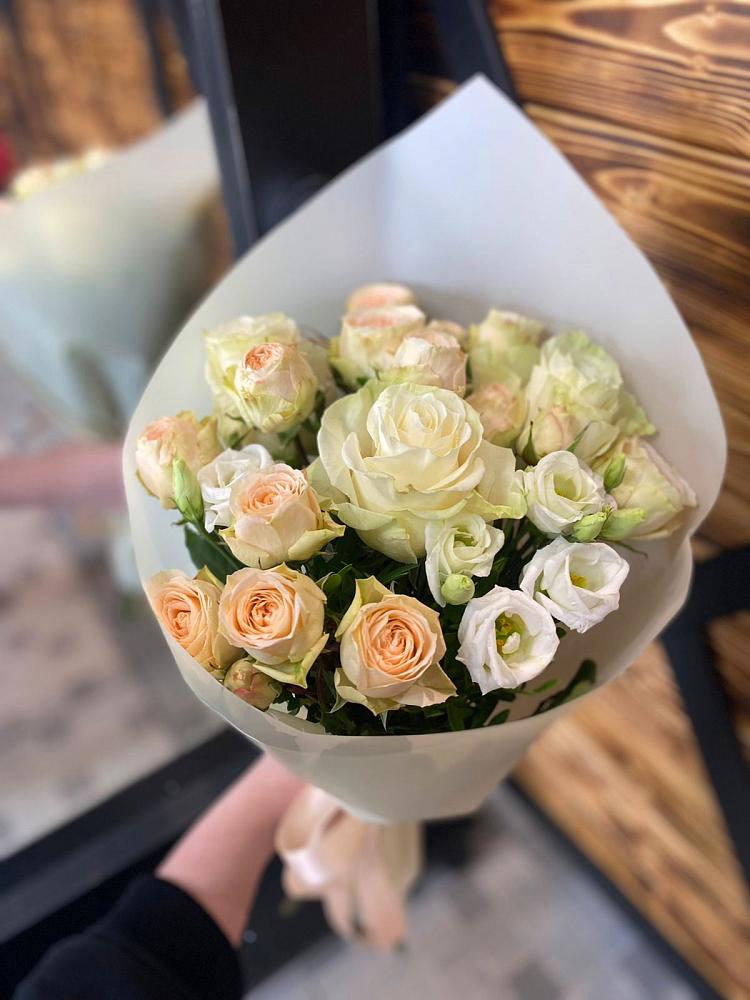 Букет цветов из: Розы и Лизиантусы в Заболотье